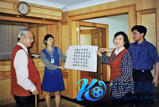 1999年3月，习仲勋观赏王人心的书道作品《官箴》。